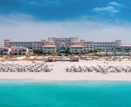 Rixos Premium Saadiyat Island leží přímo na 9 km dlouhé bílé písečné pláži