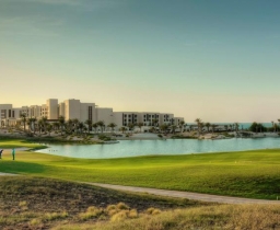 Saadiyat Beach Golf Club je přímo za hotelem