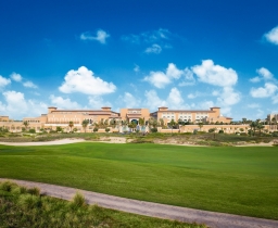 Saadiyat Beach Golf Club je přímo za hotelem Rixos